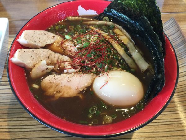 「鶏黒（大盛り）」@麺心 風見鶏の写真