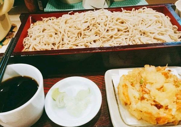 「もりそば400円＋追加大盛100円＋かき揚げ150円」@みとう庵の写真