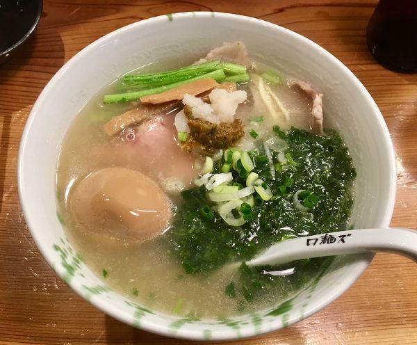 「焦がし豚バラとカブとモロヘイヤのラーメン 930円」@ロ麺ズの写真