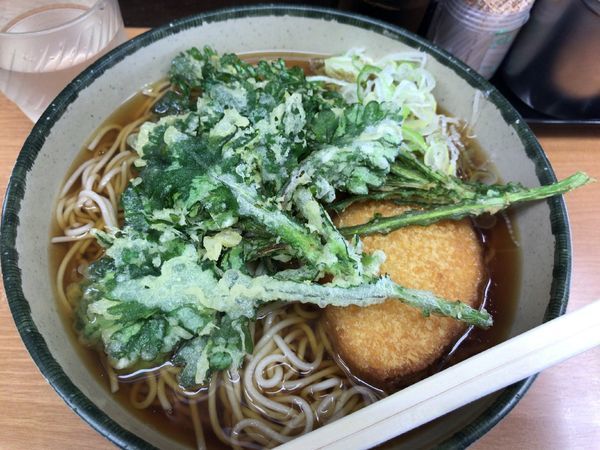 「大盛りそばに春菊天とコロッケ【500円】」@どん八 生麦店の写真