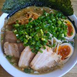 豚骨商事ラーメン 950円