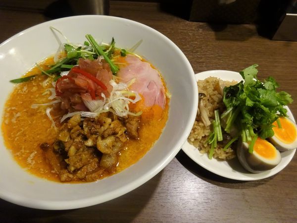 「八咫烏式担々麺 950円 ＋ キノコご飯・蒸し鶏パクチー添え」@八咫烏の写真