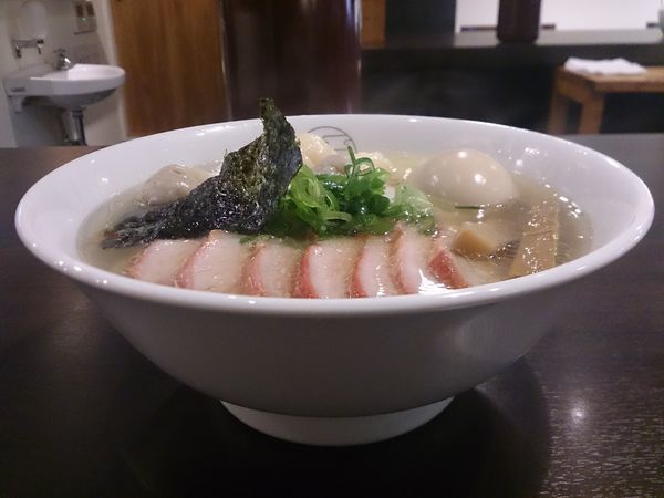 「チャーシュー特製ワンタン麺(白だし)+味付玉子」@八雲の写真