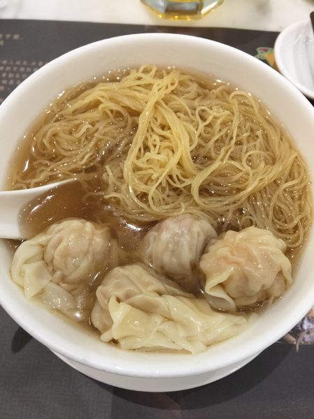 「蝦(エビ)ワンタン麺 大 58HK $」@何洪記の写真