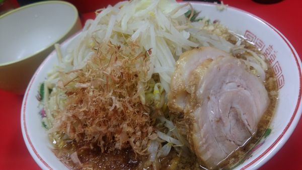 「煮干しラーメン750円野菜・ニンニク＋生卵と鰹節100円」@赤ひげラーメンの写真
