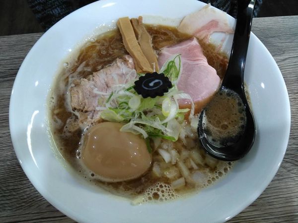 「味たま乗せ肉煮干しらーめん」@らーめん 虎テツの写真