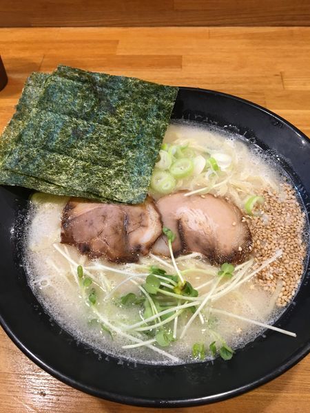 「能登山流豚骨ラーメン「白」味濃いめ」@らーめん能登山 つけ麺館の写真