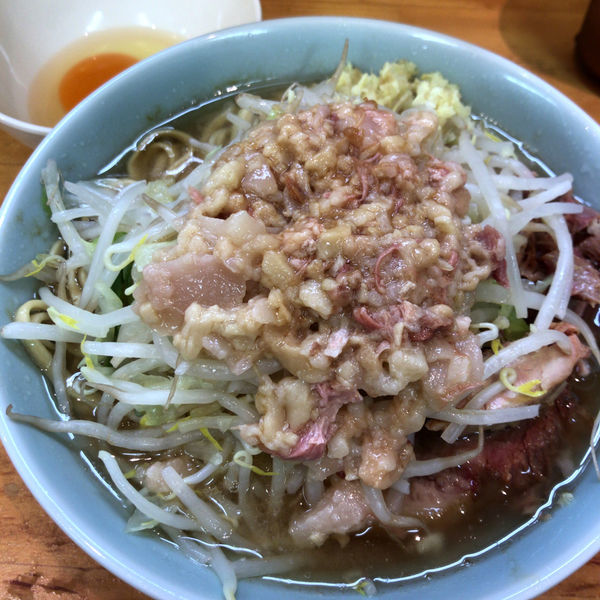 「少なめラーメン（アブラ・ショウガ）680円　生玉子　50円」@らーめん つの旨の写真
