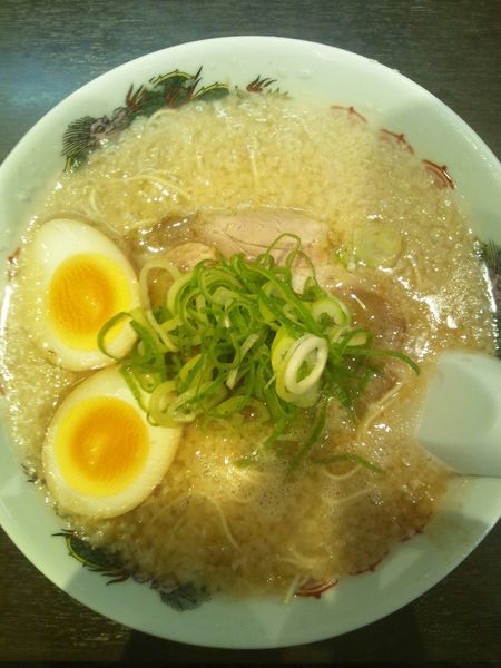 「こってりラーメン（味玉トッピング）」@来来亭 可児店の写真