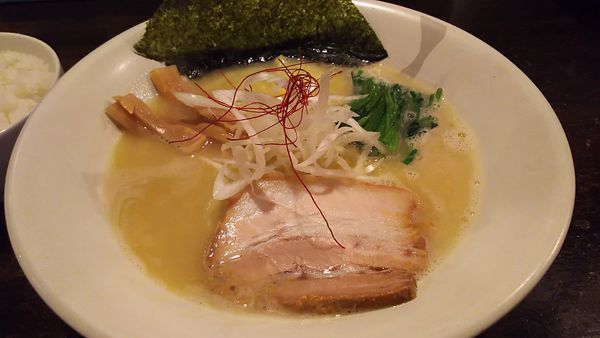 「鶏白湯らぅめん」@吟屋食堂の写真