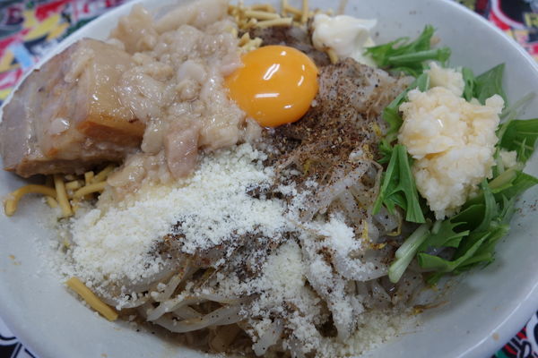 「まぜそば小800円ニンニクとアブラ半分、カリカリ」@五朗笑店の写真