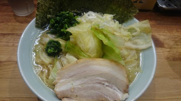 「豚骨醤油ラーメン(700円)+キャベツ(150円)」@鶴一家の写真