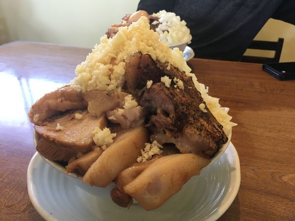 「味噌めんじろ（汁なし）+味玉+豚増し+厚切り炙り豚+玉ギネ」@めんじろの写真