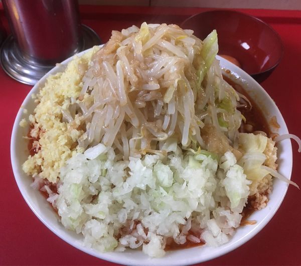 「辛ラーメン +タマネギ+生姜+生玉」@らーめん 武丸の写真