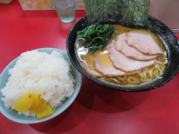 「チャーシューメン中盛（９４０円）＋海苔＋ライス×２」@杉田家 千葉祐光店の写真