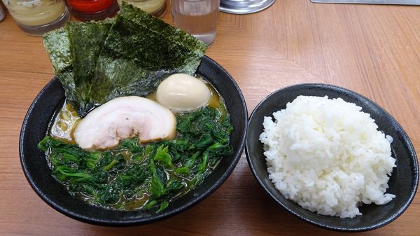 「半熟味玉ラーメン 並（750円）」@横浜らーめん 若武者の写真