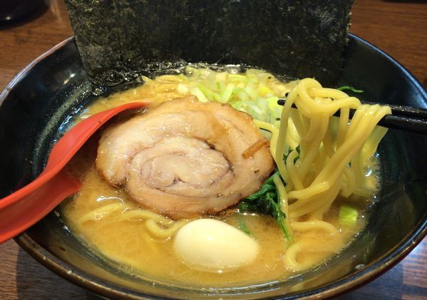 「豚骨醤油ラーメン(780円)」@松壱家 戸塚店の写真