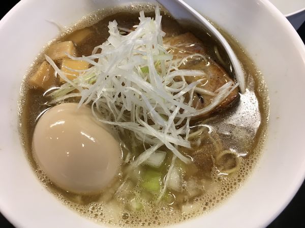 「煮干し中華そばNORMAL＋半替え玉＋煮玉子900」@煮干中華そば のじじの写真