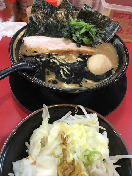 「Twitter限定 ブラック  味玉  野菜」@家系ラーメン とらきち家の写真