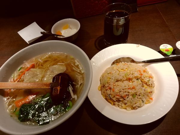 「本日のランチ①(塩ワンタンラーメン＋五目チャーハン)780円」@上海華龍 ヤマダ電機LABI1高崎店の写真