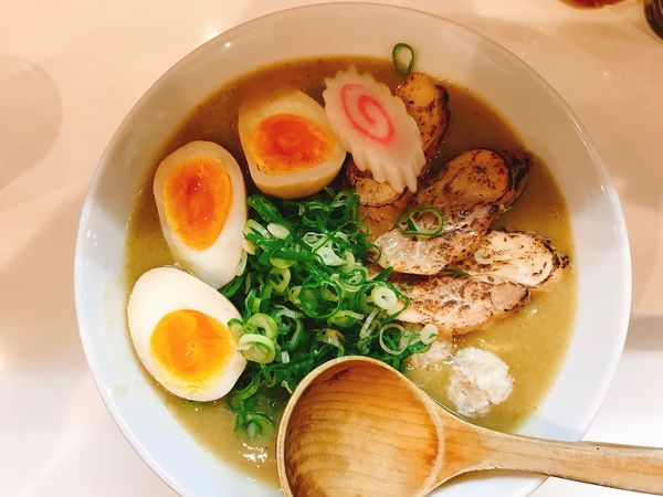 「濃厚鶏白湯グリーンカレーラーメン&味玉」@KINGの写真