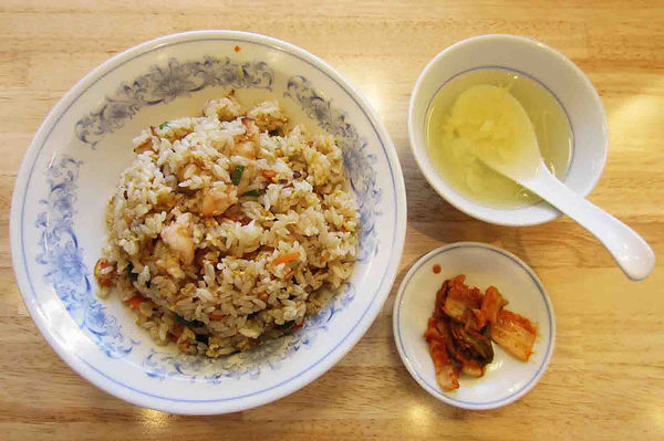 「エビ野菜チャーハン(大盛り)」@ぎょうざの満洲 せんげん台駅店の写真