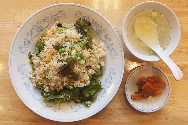 「枝豆レタスチャーハン(大盛り)」@ぎょうざの満洲 せんげん台駅店の写真