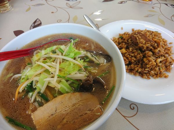「味噌ラーメン＋豚バラチャーハンセット 810円」@七左食堂 朝霞店の写真