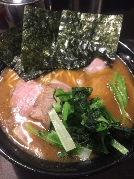 「チャーシュー麺中盛硬め濃いめ、無料半ライス」@家系ラーメン クックらの写真