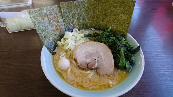 「豚骨醤油らーめん4700円+ほうれん草100円」@横浜家系ラーメン 藤家の写真
