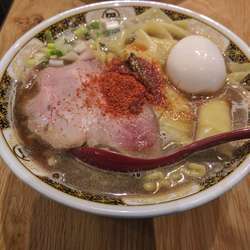 すごい煮干ラーメン（中盛・硬め・5辛・一反麺）　味付きたまご