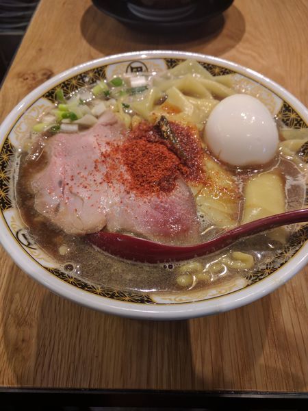 「すごい煮干ラーメン（中盛・硬め・5辛・一反麺）　味付きたまご」@すごい煮干ラーメン凪 五反田西口店の写真