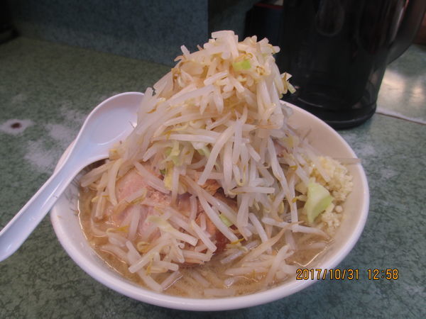 「ラーメン　￥750　ニンニク野菜」@ラーメン二郎 新宿小滝橋通り店の写真