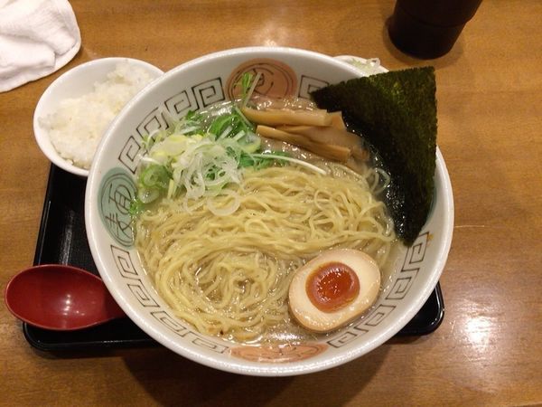 「塩ラーメン（大盛）＆無料ネギ増し＆無料ミニライス」@らぅ麺 ガラ喰楽学校 大宮店の写真