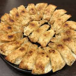 円盤餃子一皿  1200円