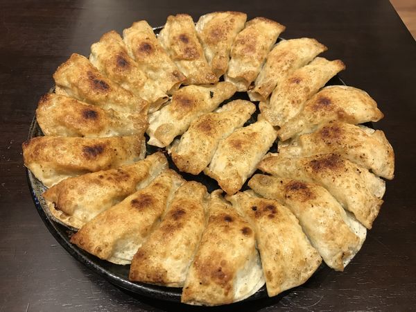 「円盤餃子一皿  1200円」@餃子の照井 福島駅東口店の写真