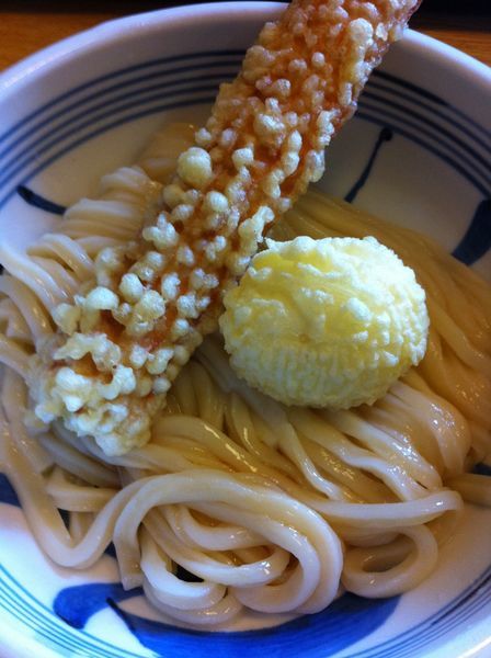 「ちく玉天  生醤油うどん」@楽々の写真