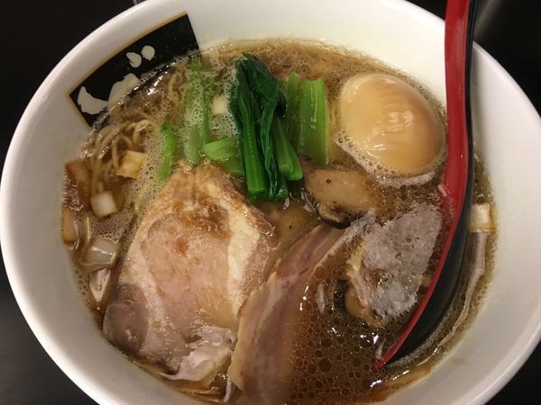 「10月平日限定 鴨出汁醤油らーめん 900円 味玉 100円」@東京スタイルみそラーメン ど・みそ ららぽーと豊洲店の写真