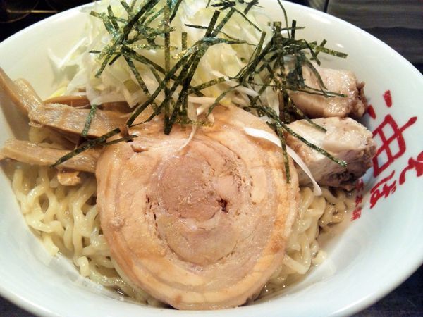 「油そばW盛+白ネギ+サービス角切焼豚」@東京麺珍亭本舗 鶴巻町店の写真