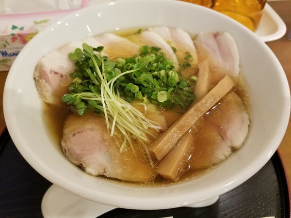 「鶏醤油麺　細ストレート麺　チャーシュートッピング」@麺や 阿吽の写真