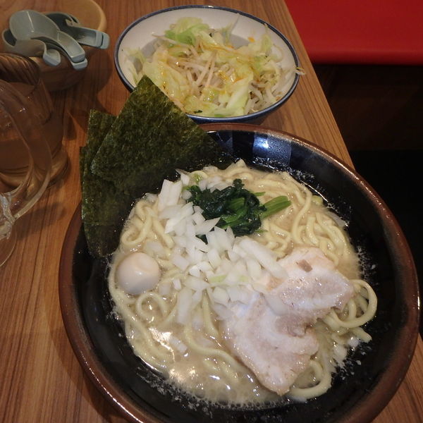 「醤油ラーメン(並) (734円)(硬め)もやきゃべ(108円」@横浜家系ラーメン 壱角家 西船橋店の写真