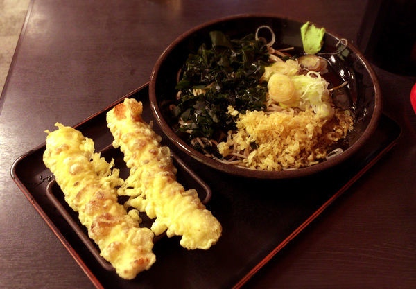 「かけそば(320円)+限定トッピング(120円)+わかめ」@ゆで太郎 菊川店の写真