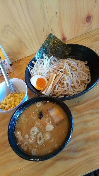 「味噌つけ麺（小盛）７８０円+コーン（店内クーポン）」@究極のにぼし味噌らーめん 人間ばんざいの写真