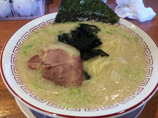 「ラーメン（750円）」@天然豚骨ラーメン専門店 よってっ亭の写真