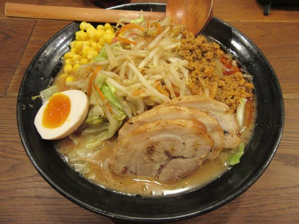 「野菜爆盛り味噌らーめん＋チャーシュー×３（１２４２円）」@マルヤ商店の写真