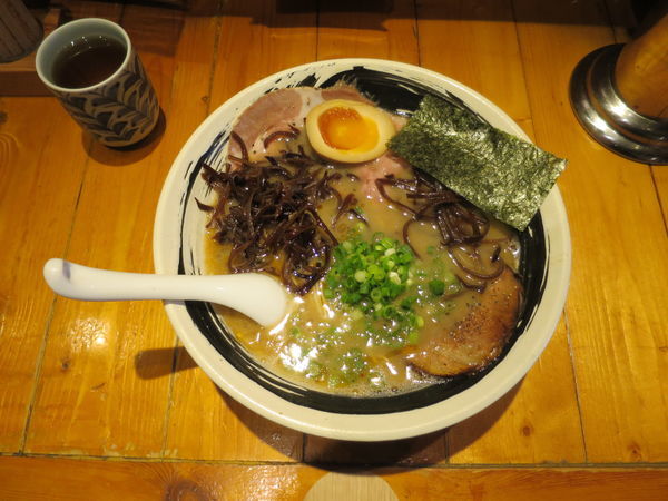 「白＋トッピングきくらげ」@博多長浜らーめん よかとの写真