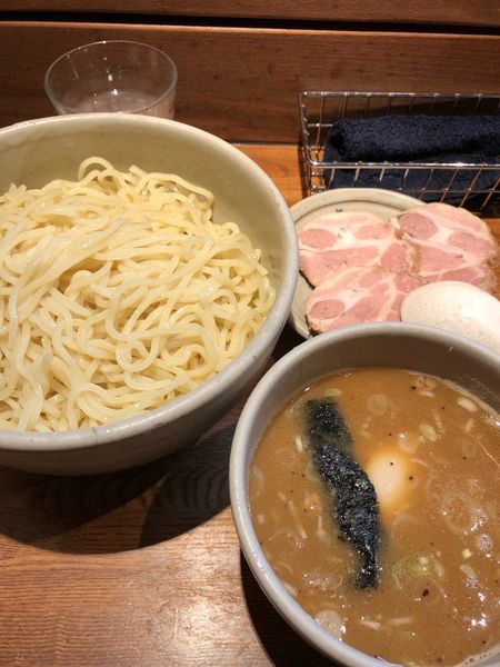 「大盛りつけ麺味玉＋トッピングチャーシュー」@麺屋吉左右の写真