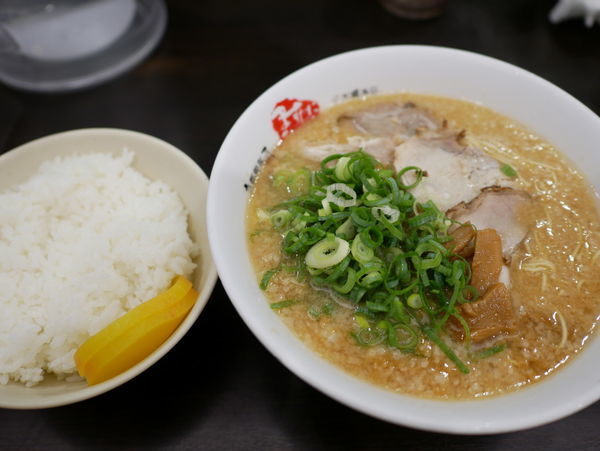 「ラーメン 麺30秒硬め＋油多目＋ライス普通」@京都銀閣寺 ますたにラーメン 日本橋本店の写真