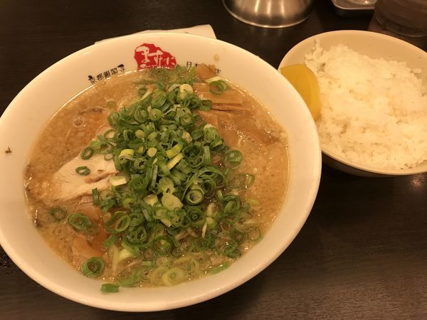 「ラーメン 麺30秒硬め＋脂多め＋ライス普通」@京都銀閣寺 ますたにラーメン 日本橋本店の写真