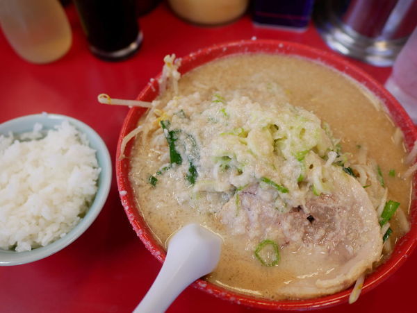 「みそラーメン バリ＋ギタ＋サービスライス」@らーめん弁慶 浅草本店の写真